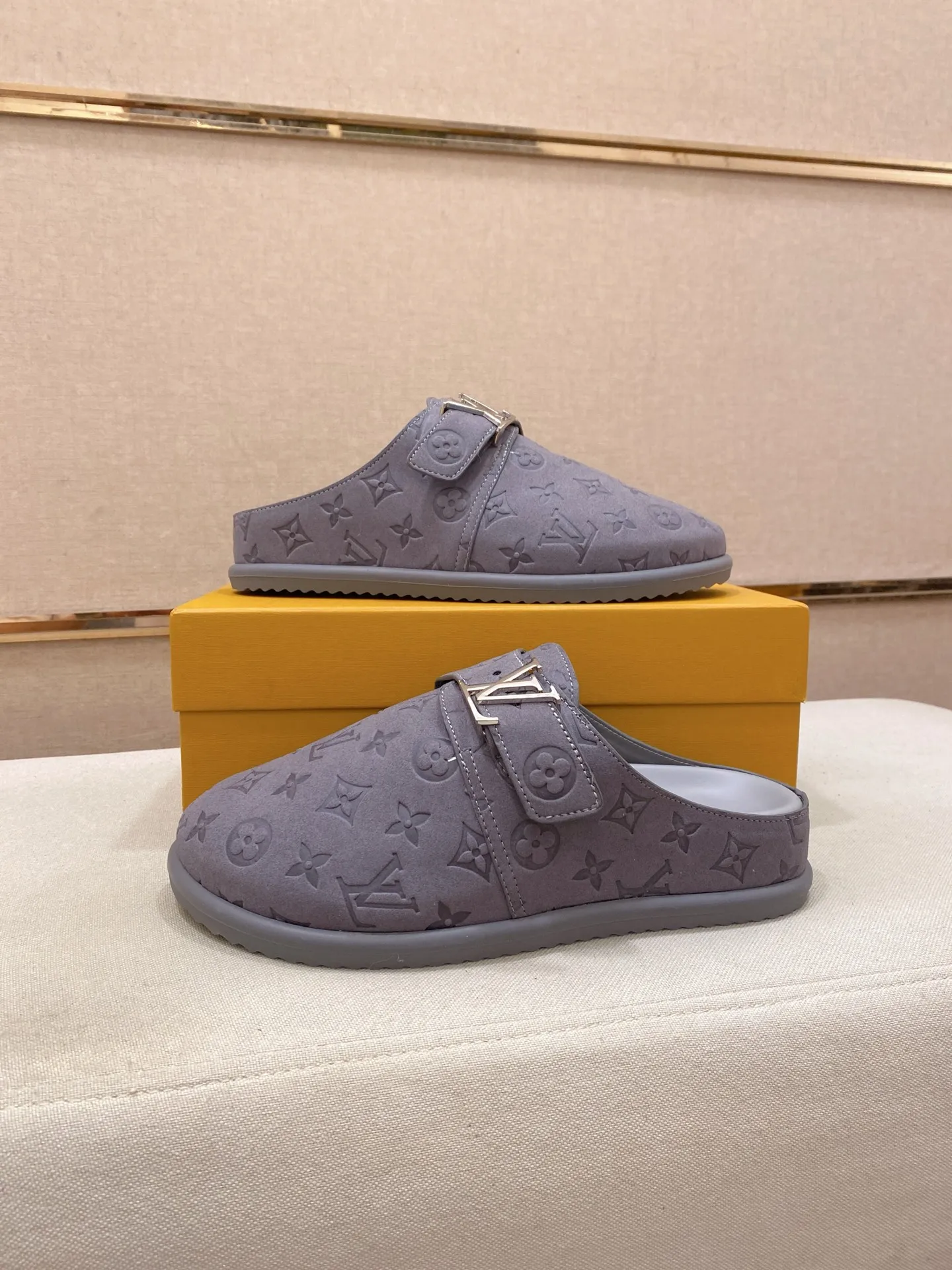 Men's shoes 💰: 360💰LV made 🔍Top purchasing agents, men's spring and summer slippers are available at the same counter. The uppers are made of Italian imported denim with logo graphics and high-quality craftsmanship. The soles are original soles specially provided by the original factory. The exclusive movable molded soles are super comfortable. Original factory follow-up products. 🔍🔍High quality. You can enter and exit the counter at will. Welcome to compare. The code number is 38-44.